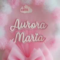 Dettaglio del nome bimba "Aurora Maria" scritto in doppio strato di gomma EVA rosa e bianca su tela di tulle.