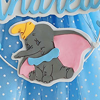 Vista della decorazione del fiocco nascita per bimbo con il personaggio fiabe Dumbo in versione baby, detto Dumbino.