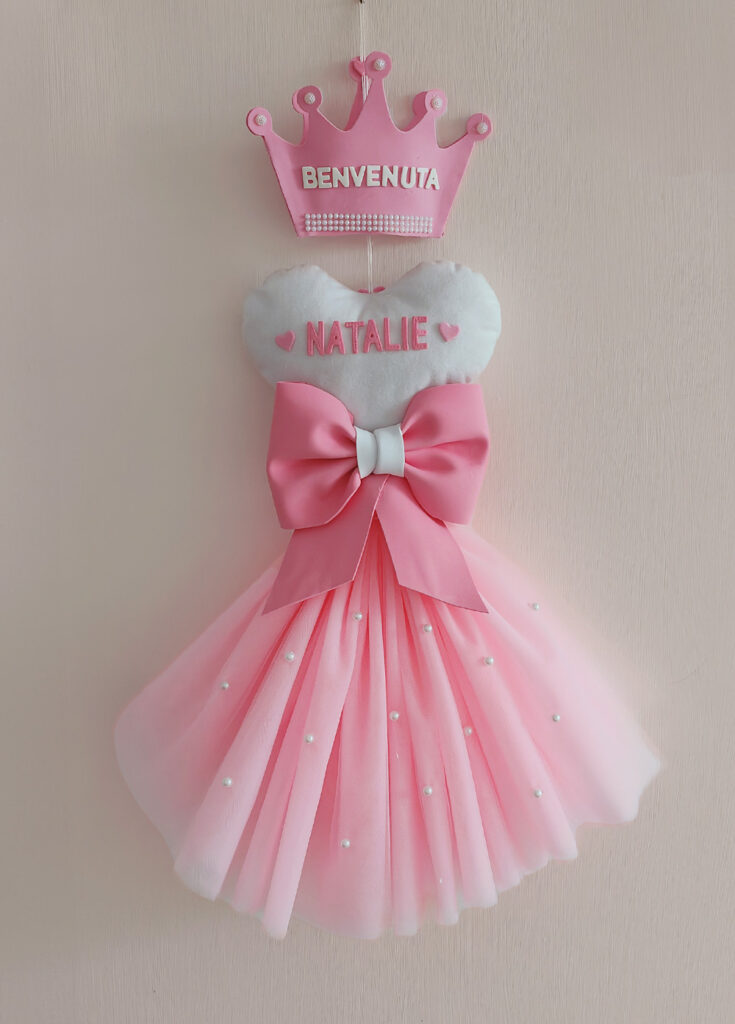 Fiocco nascita bimba a forma di vestitino da principessa in tulle rosa con sopra una coroncina rosa in gomma EVA.